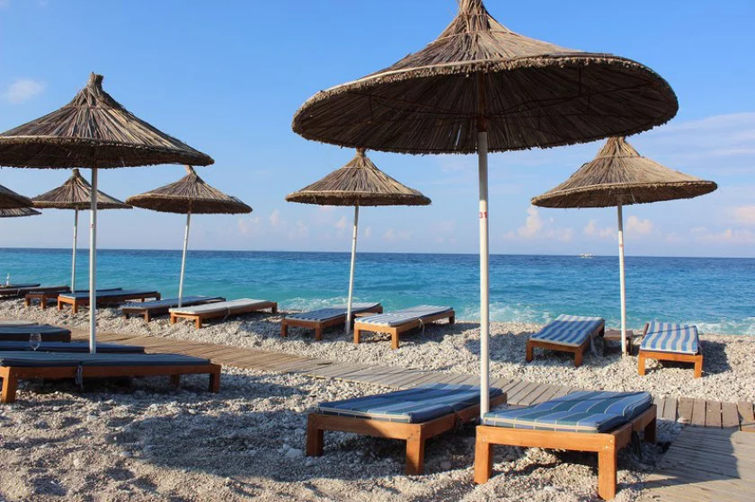 Relaxen in Albanien – das Wasser ist klar und lädt zum Baden ein