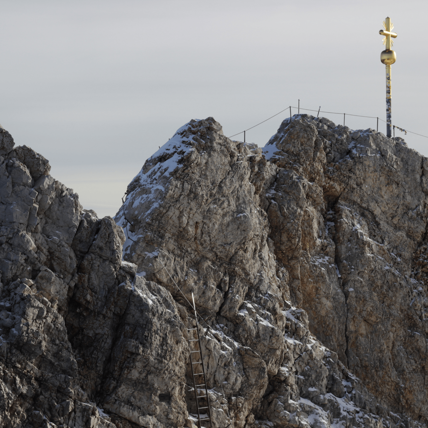 Goldenes Gipfelkreuz auf der Zugspitze