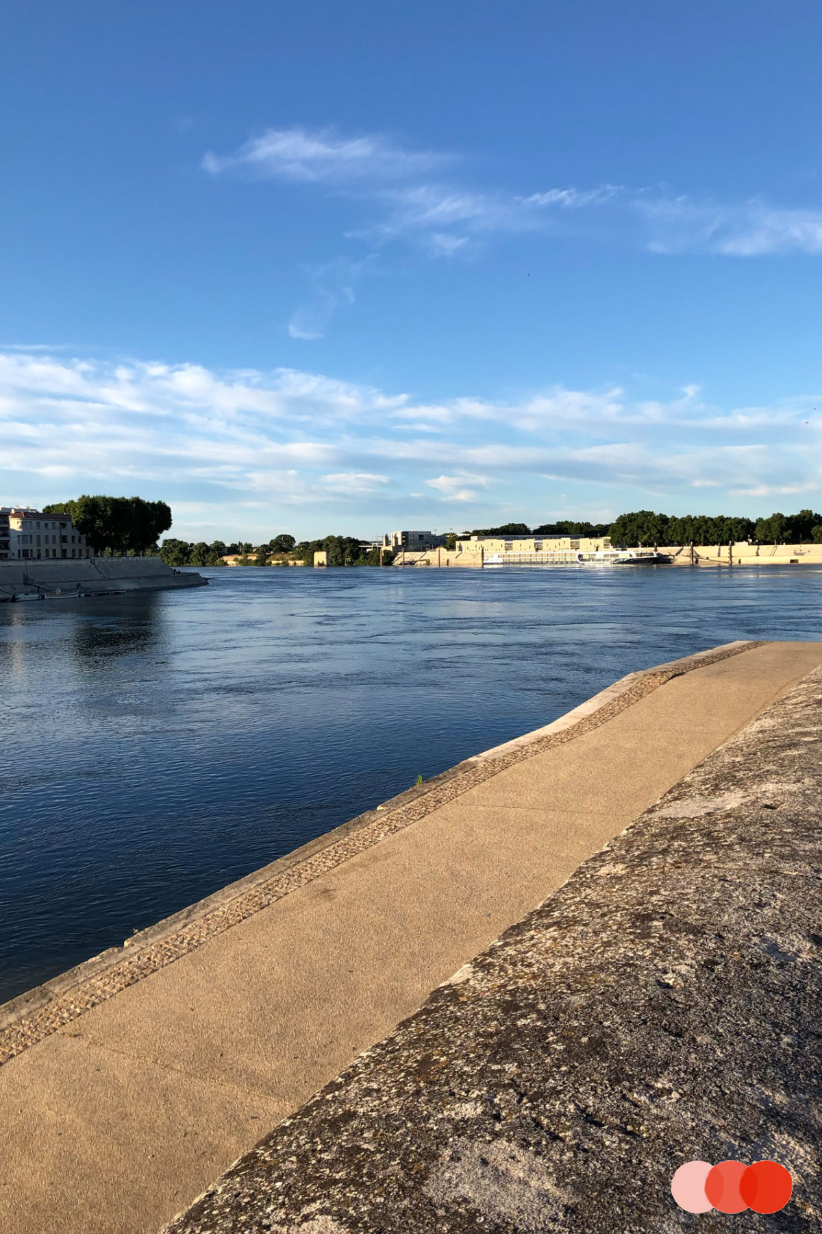 Arles, Flussufer Rhone