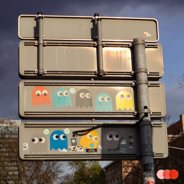 Bunte Geister auf Straßenschild von Pdot in Düsseldorf