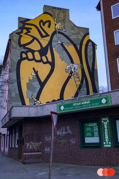 Street art in Düsseldorf, gele aap aan de huismuur