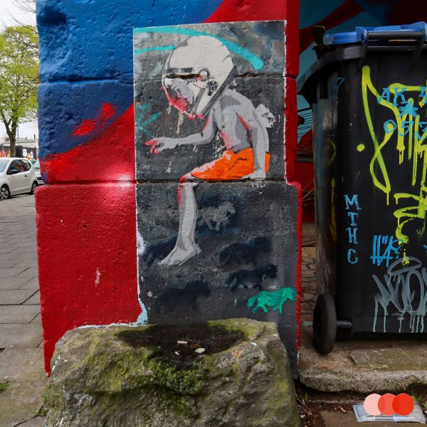 Düsseldorf Street Art, jongen met astronautenhelm door seileise