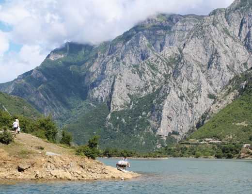 Albanien, Reisetipp Bootsfahrt auf dem Koman-Stausee
