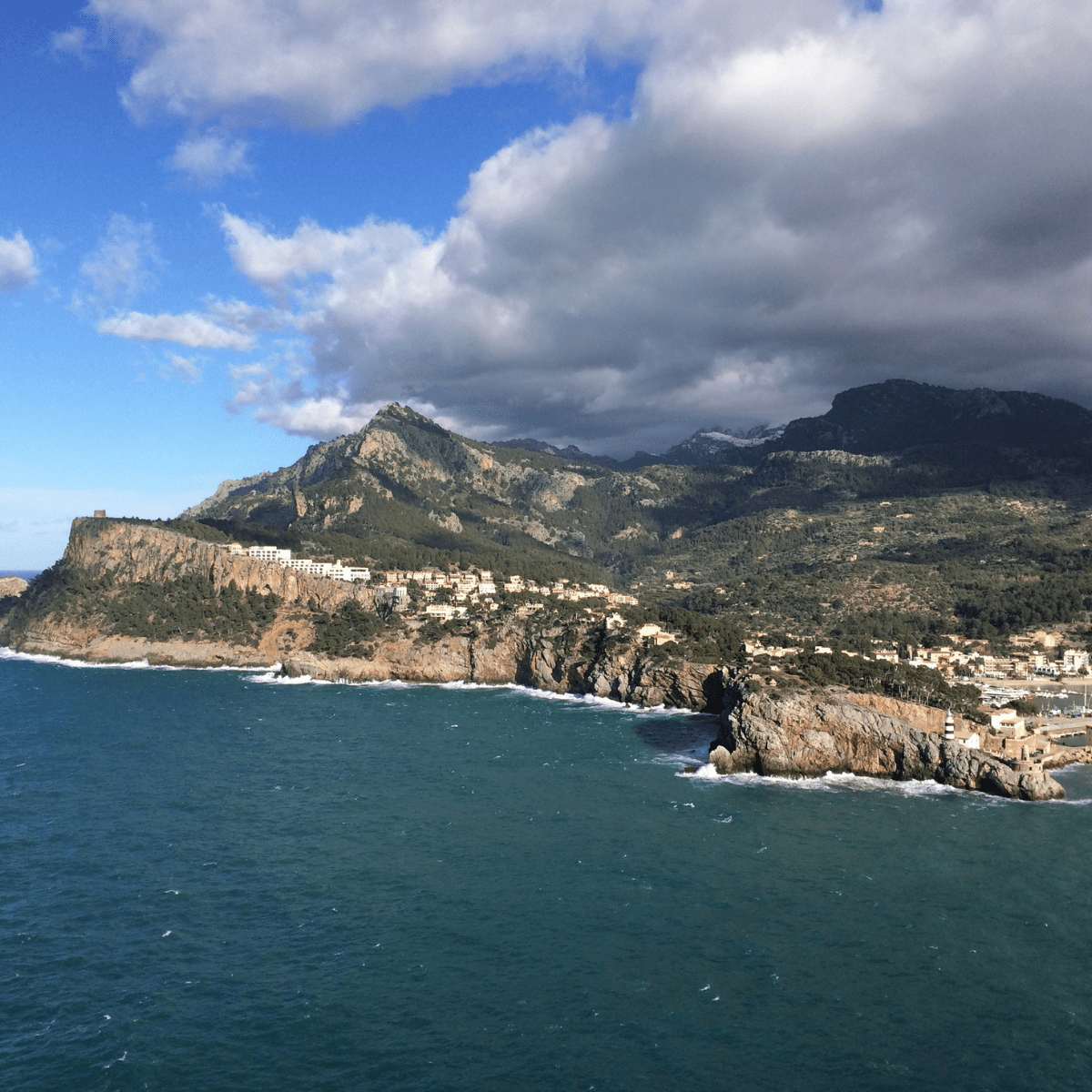 Mallorca, Blick auf Bucht von Port Sóller und Steilküste