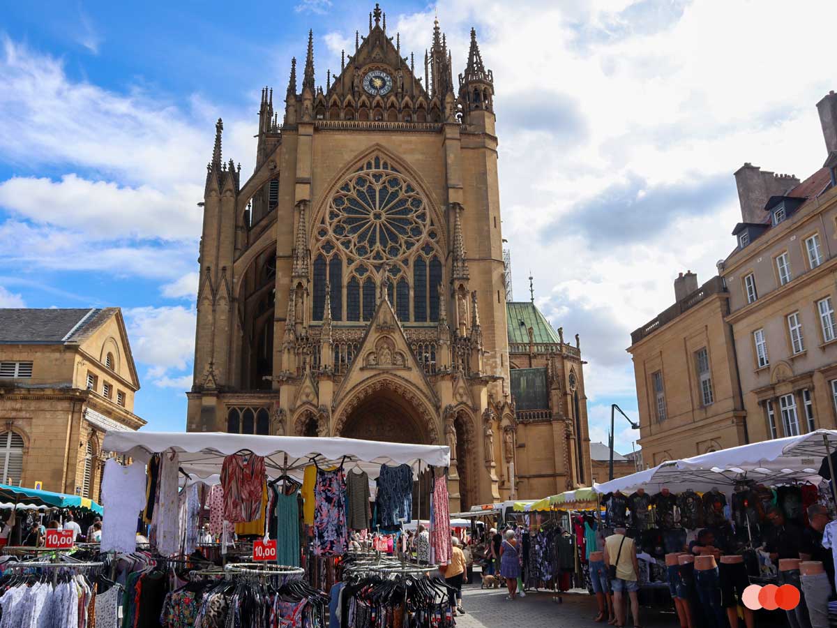 Openluchtmarkt voor de kathedraal in Metz