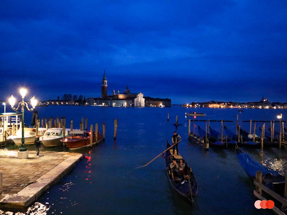 Gondel in Venedig zur Blauen Stunde