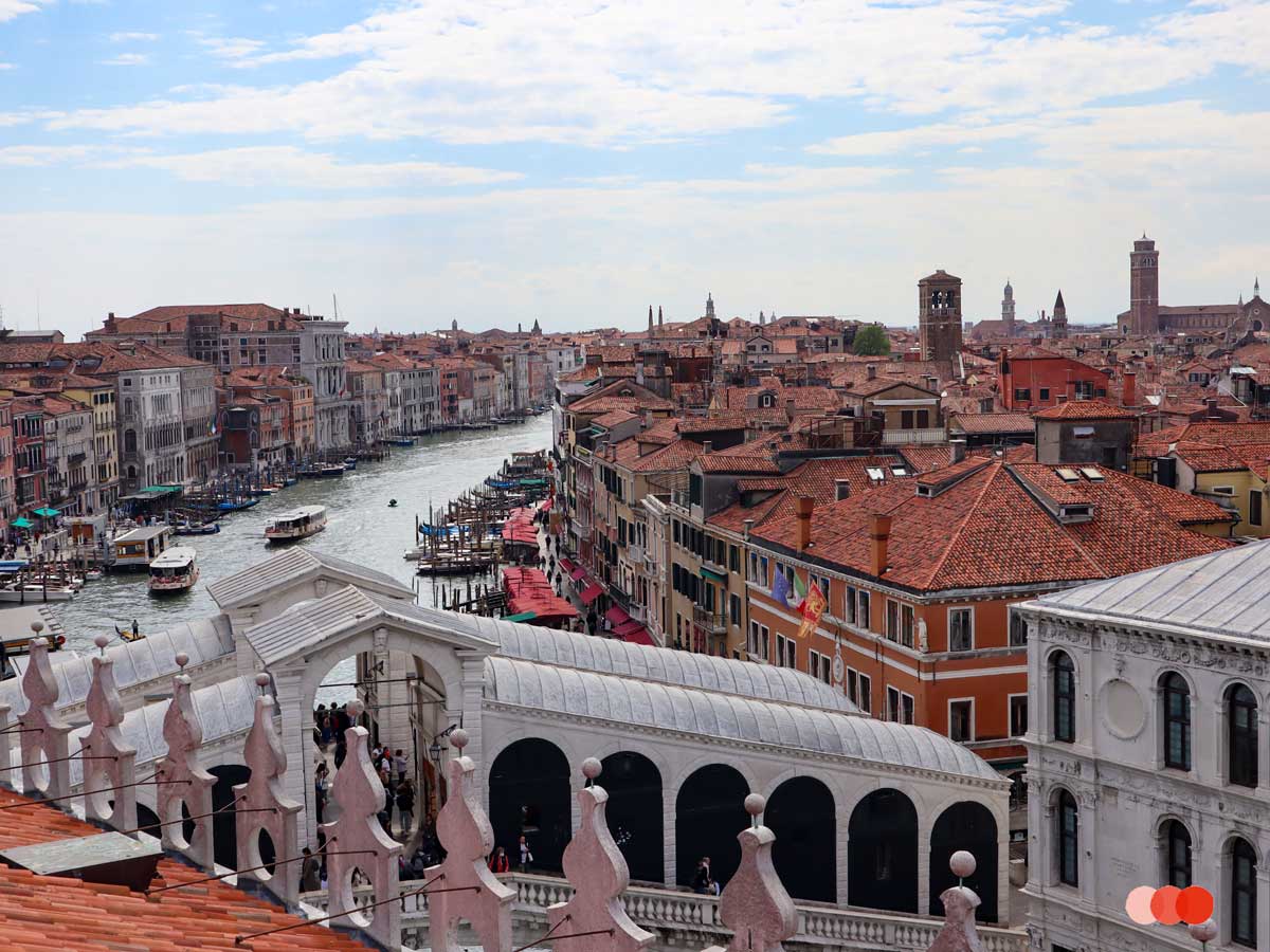 Venedig von oben mit Blick auf Rialtobruecke