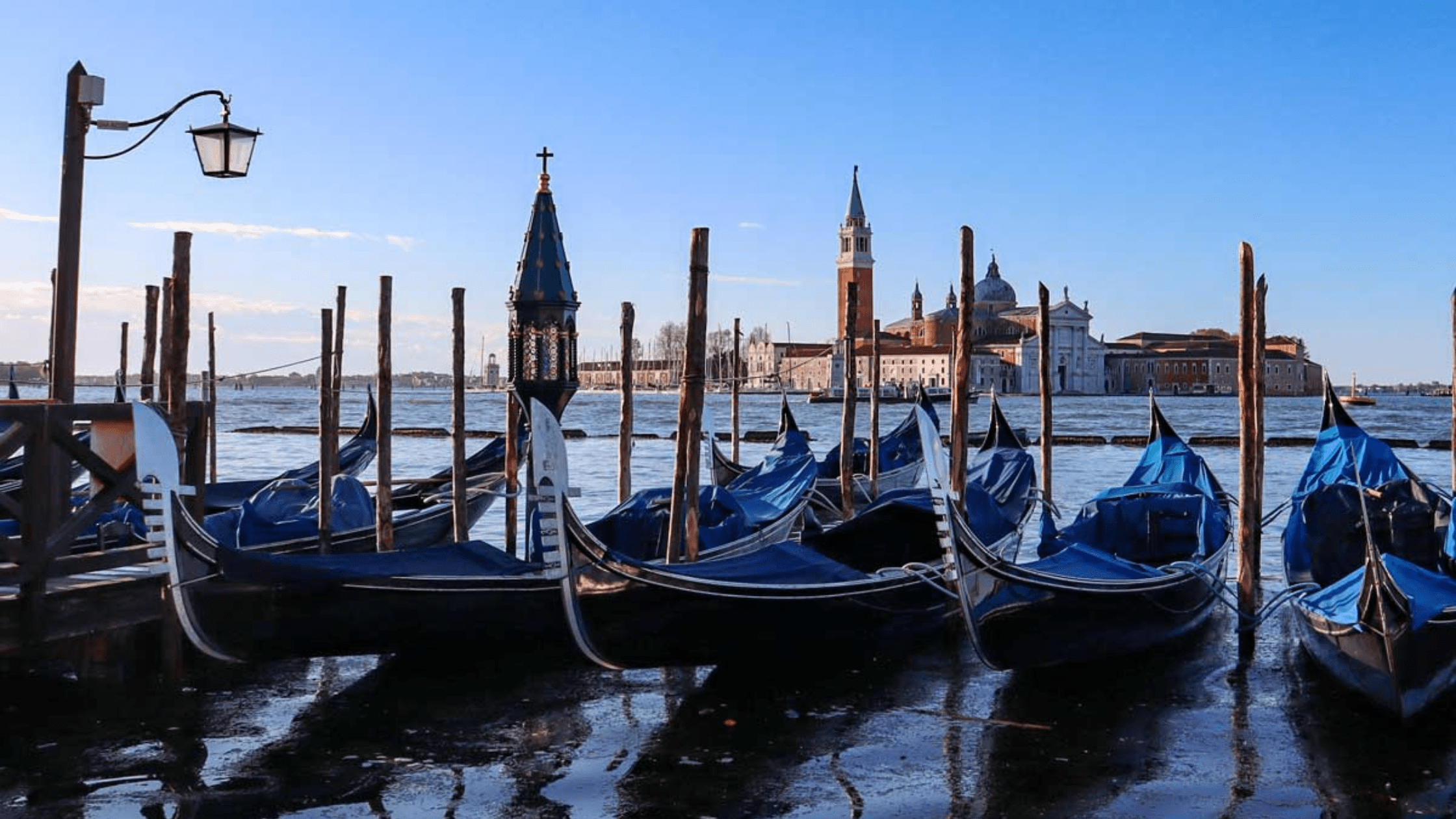 Venedig, Gondeln und Blick zum Turm von San Giorgio
