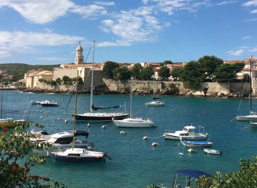 Blick auf den Hafen von Krk, Kroatien Reisetipps