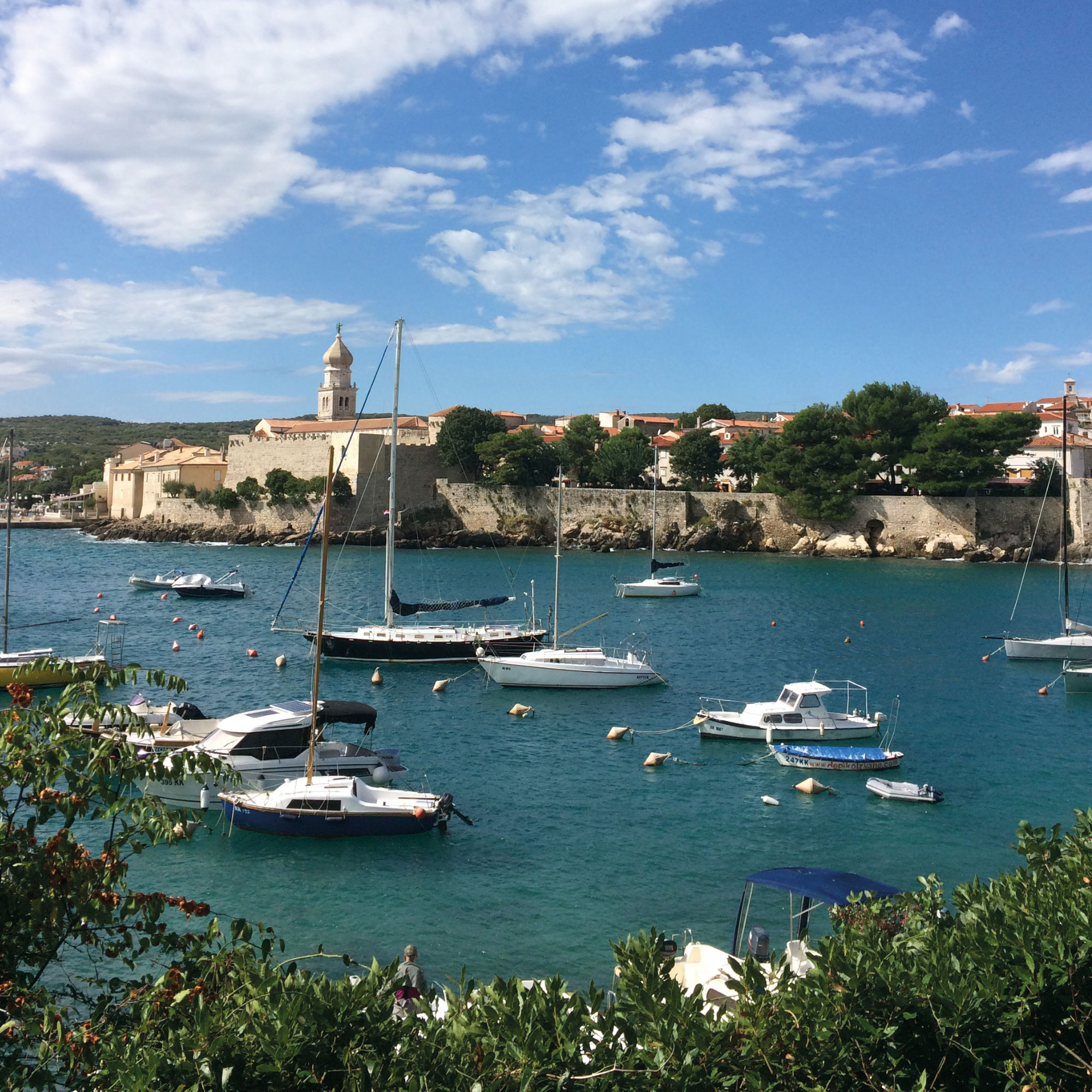 Blick auf den Hafen von Krk, Kroatien Reisetipps