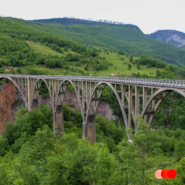 Blick auf Brücke Tara-Schlucht, Montenegro