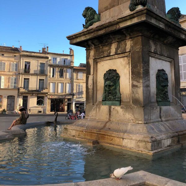 Hauptplatz mit Brunnen, Arles