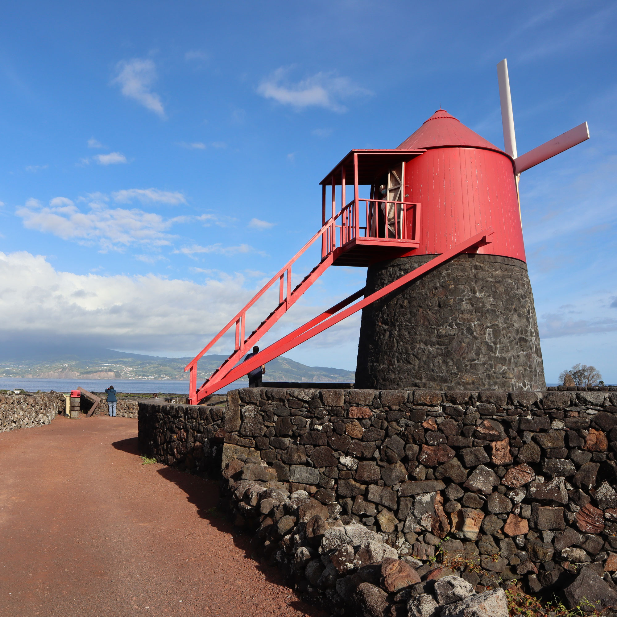 Windmühle auf Pico Azoren, sonnige Reiseziele im März