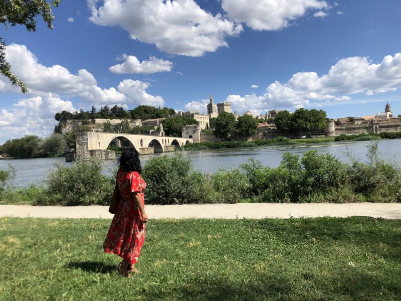 Blick auf Brücke in Avignon, Zugreisen in Europa