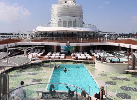 Oberdeck mit Pool auf der Vista von Oceania Cruises