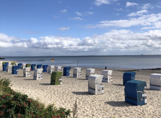 Strandkörbe am weißen Strand auf Föhr
