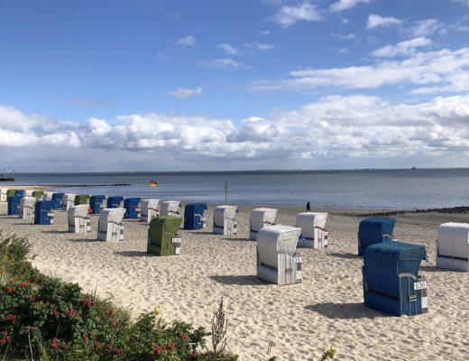 Strandkörbe am weißen Strand auf Föhr